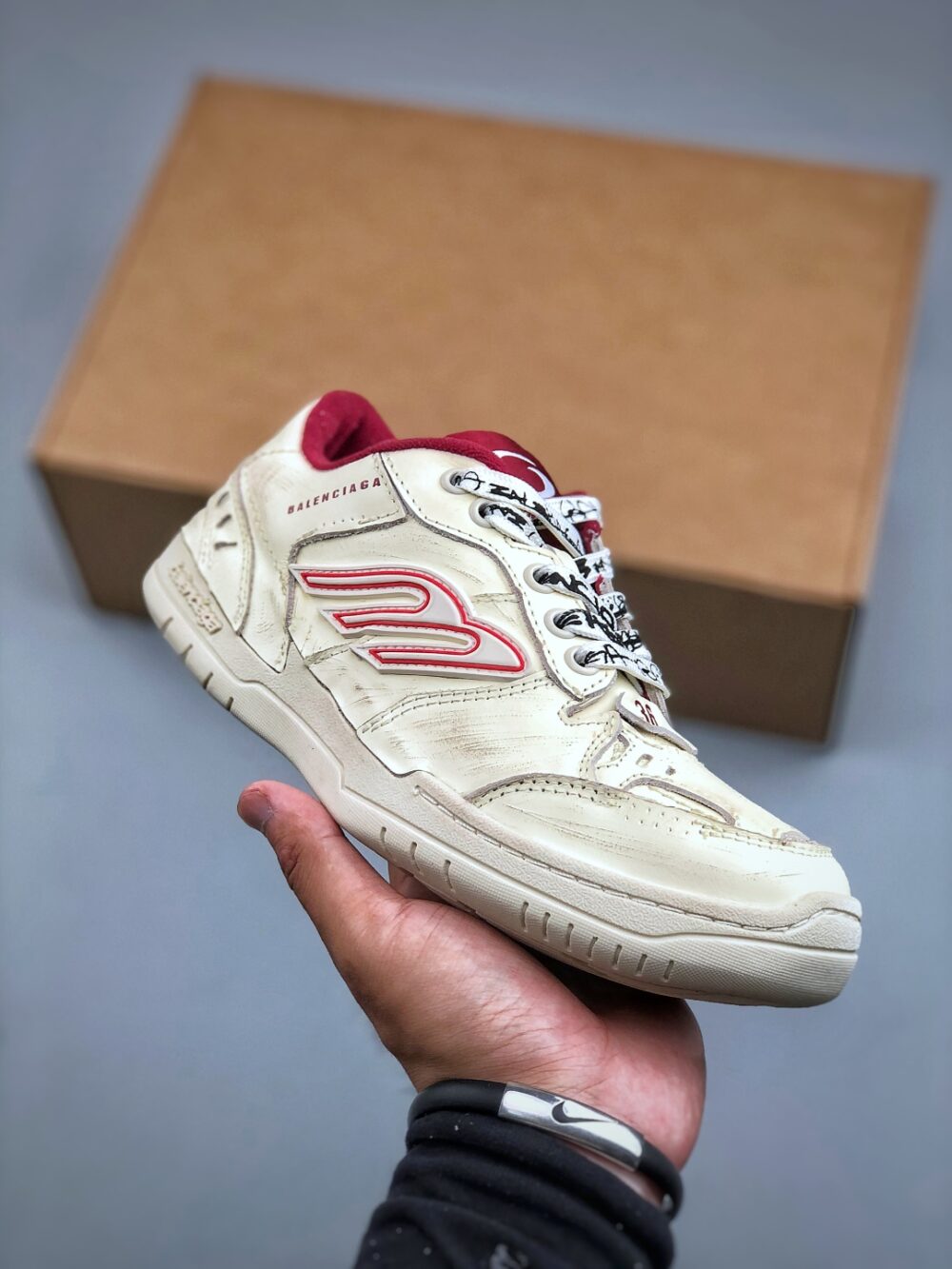 Balenciaga Hamptons wome Worn-out Sneaker in Off White/red