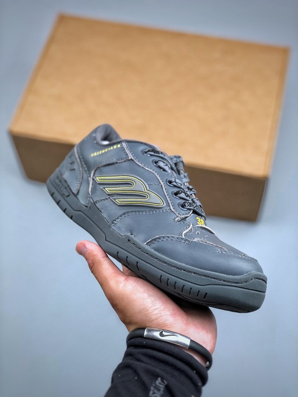 Balenciaga Hamptons wome Worn-out Sneaker in Off Grey/yellow